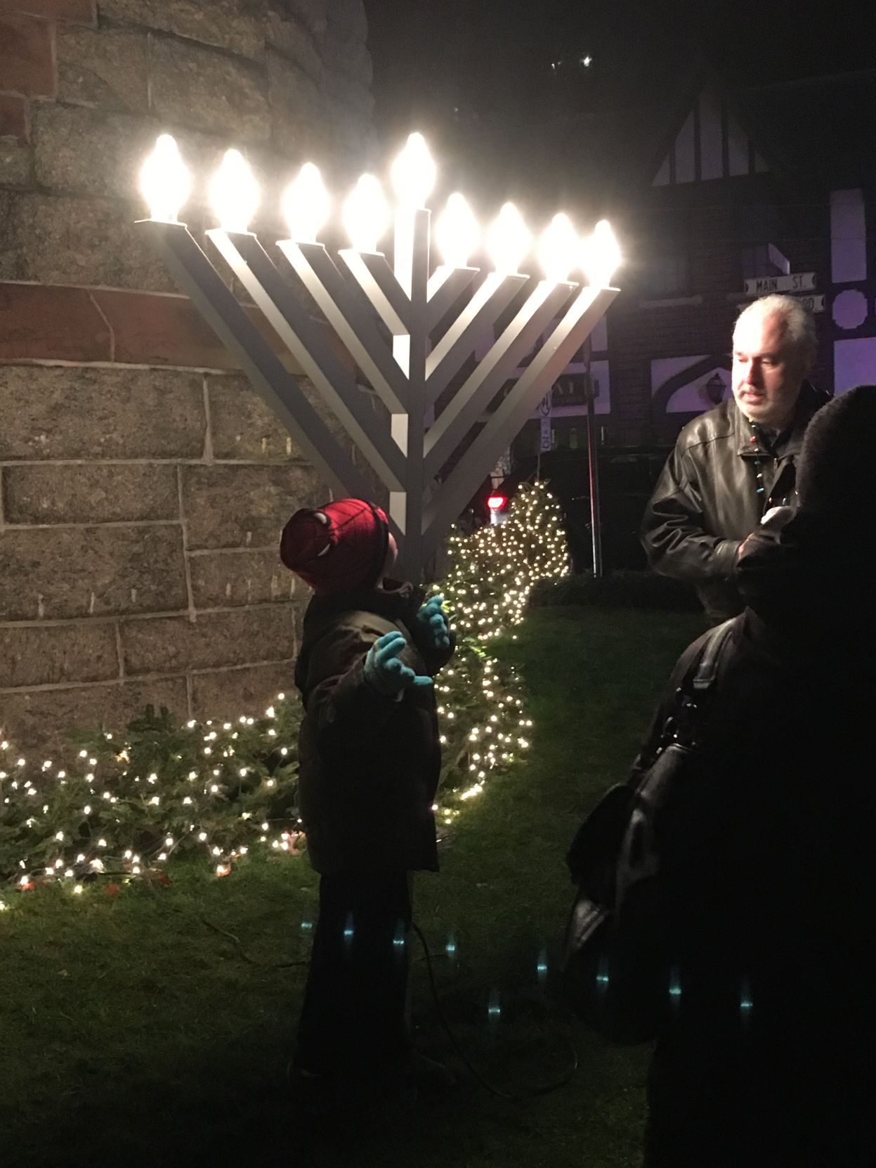 Joy and reflection at Roslyn tree lighting ceremony