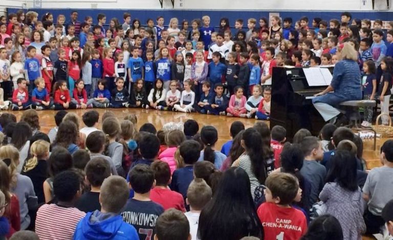 Harbor Hill students honor veterans with performance