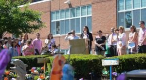 Robin Portnoy speaks to students, friends and administrators at the unveiling of the renovated memorial garden for her son "Zachy." (Photo by Janelle Clausen)