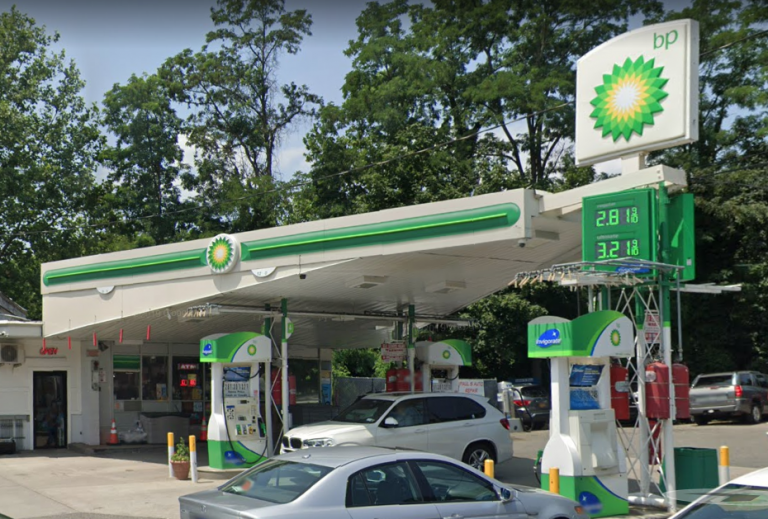BP gas station on Cuttermill Road robbed Monday: police