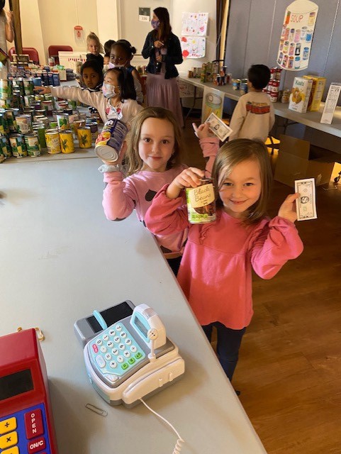 Kindergarten students learn where food comes from 
