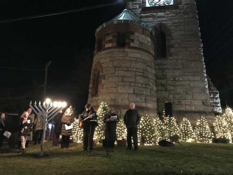 Roslyn Chamber of Commerce annual holiday tree and menorah lighting returns