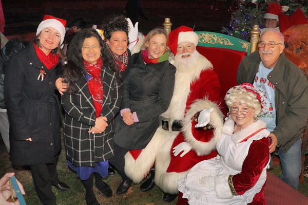 Town officials attend Lakeville Estates Civic Association’s tree lighting ceremony