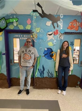 Roslyn Middle School door decorating competition