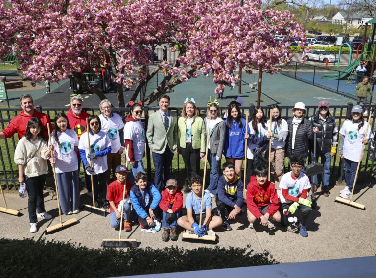 DeSena participates in Earth Day Cleanup in Manhasset